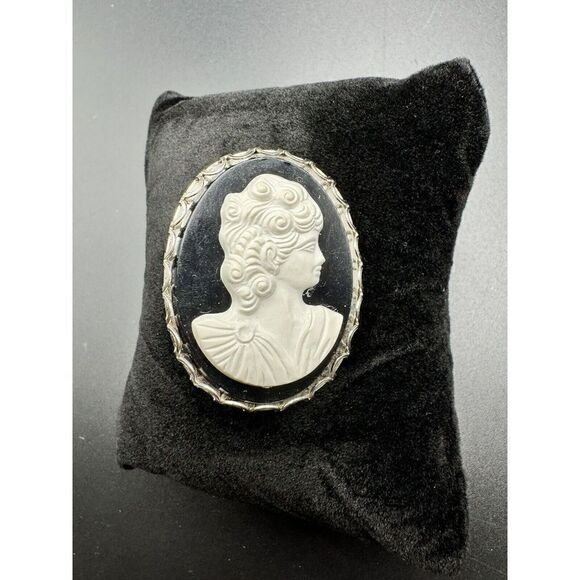 Vintage Victorian Style Cameo Brooch Silver Tone Black White Profile Plastic - Picture 9 of 9